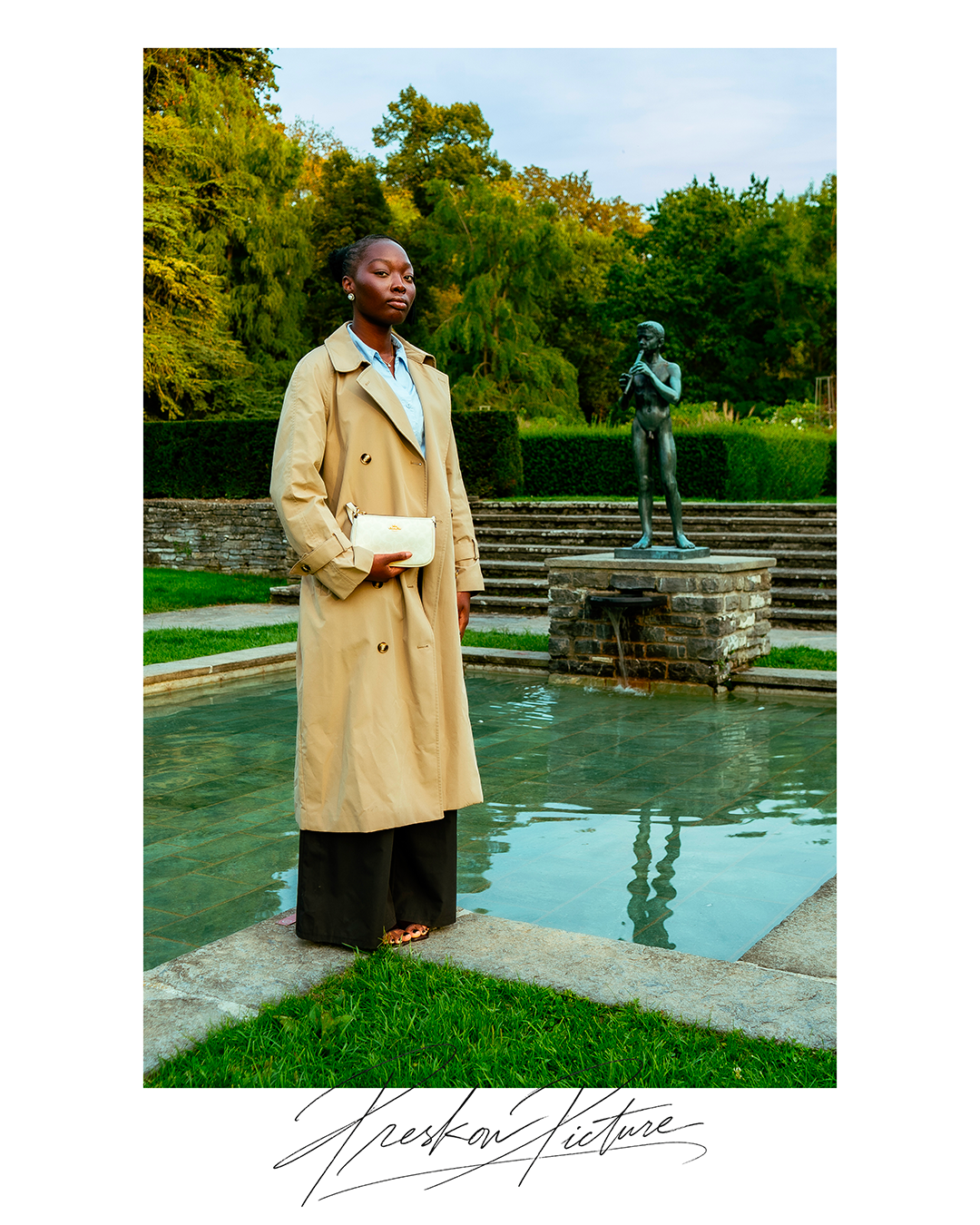 Silhouette en trench dans le jardin