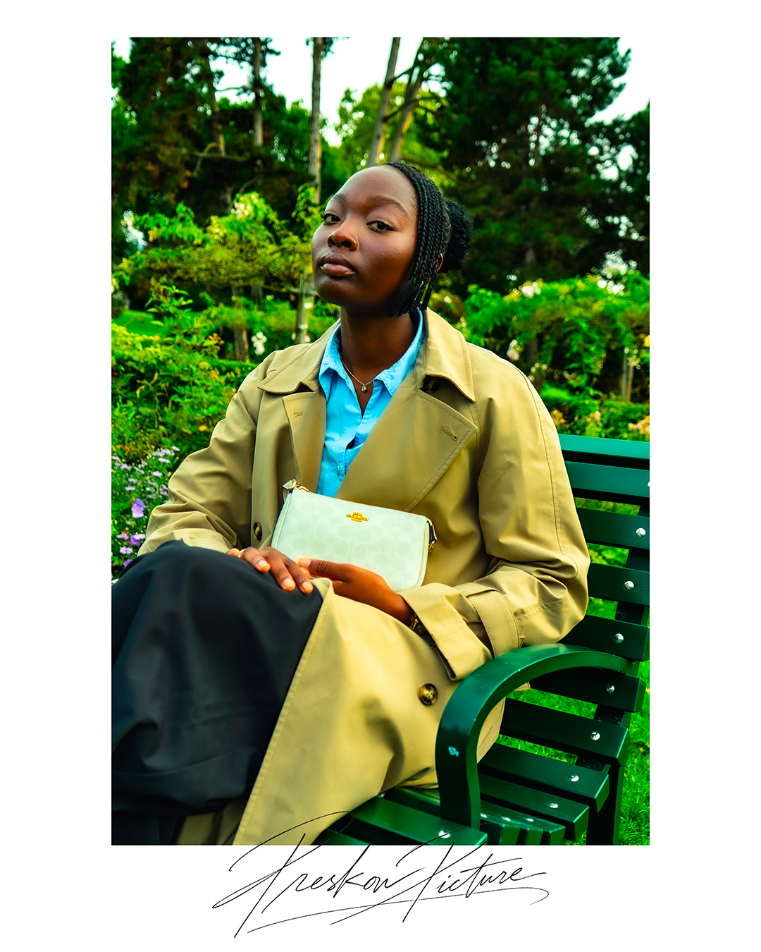 Portrait assis sur un banc vert, sac à la main